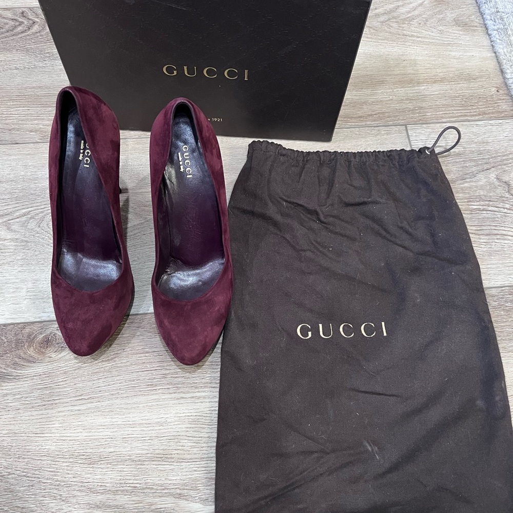 Pristine Gucci suede Bordeaux Red heels